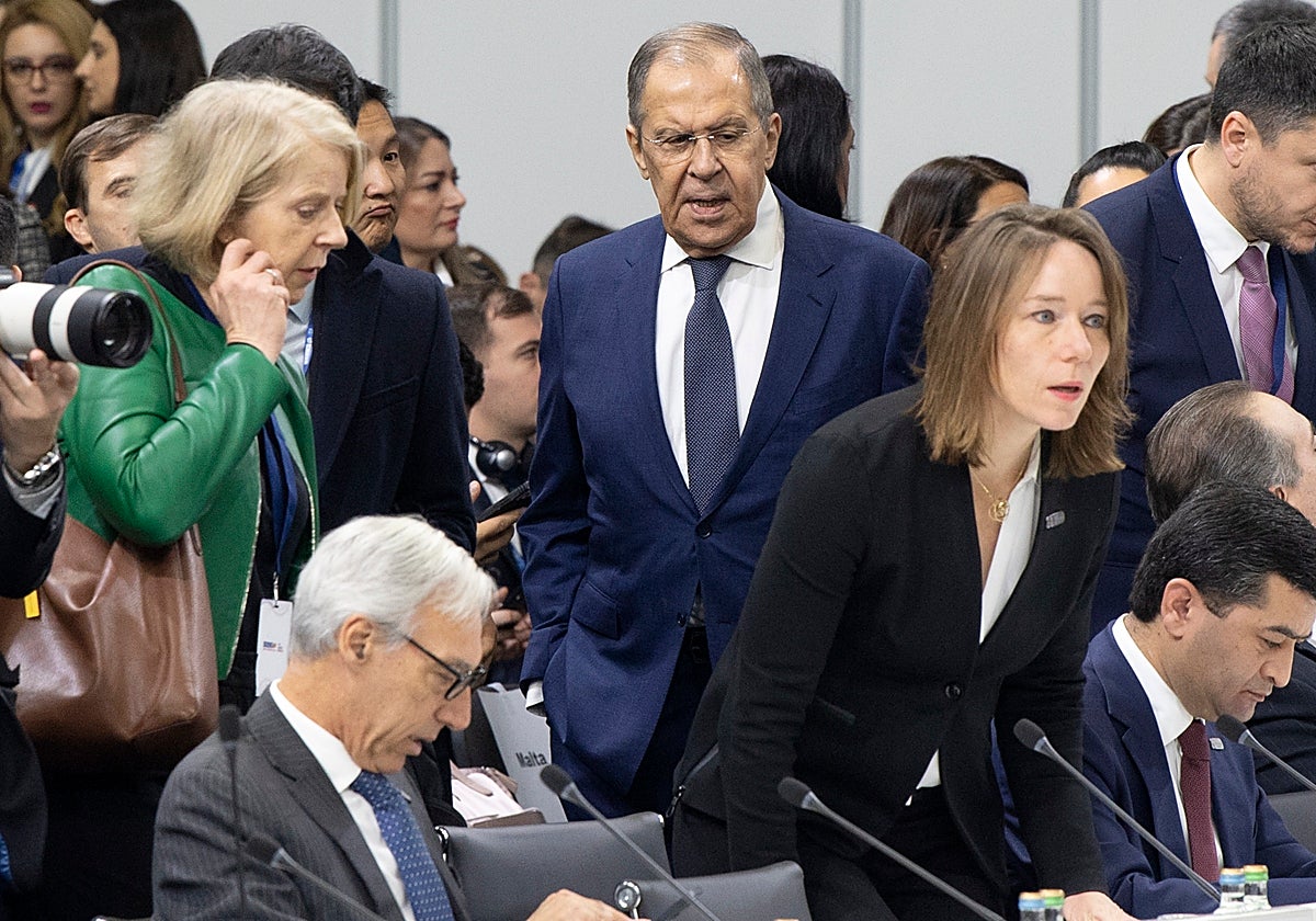 El ministro de Asuntos Exteriores ruso, Sergei Lavrov (centro), llega a la 30ª Reunión Ministerial de la OSCE en Skopie