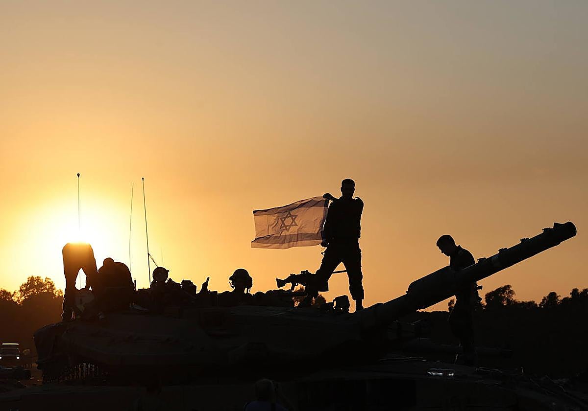 Soldados israelíes en un tanque cerca de la frontera de Gaza