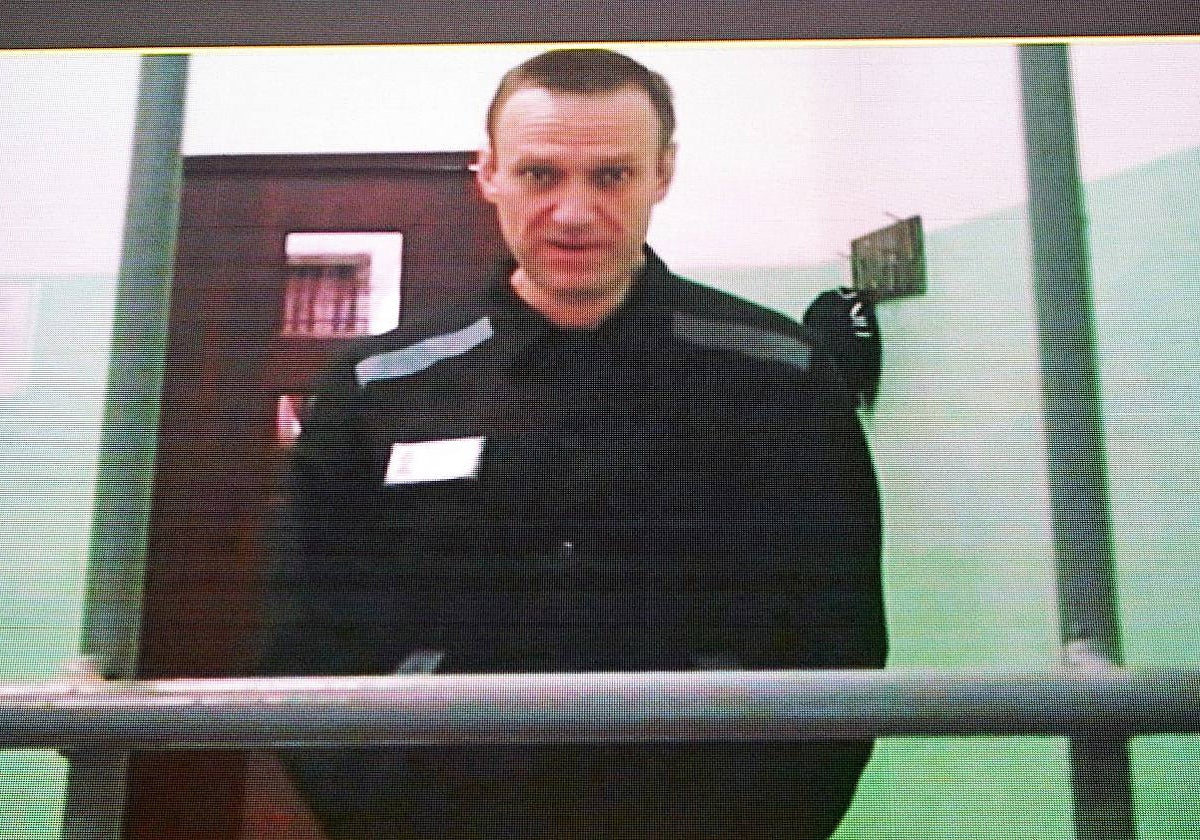 Imagen de una cámara de vigilancia en la que aparece el opositor ruso Alexéi Navalni, ahora preso en Rusia