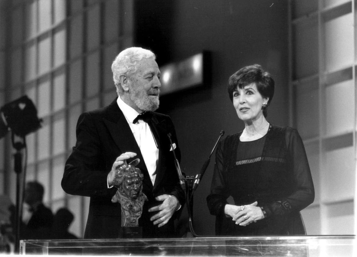 Concha Velasco. junto al director de cine José Luis García Berlanga, en la ceremonia de los premios Goya de 1994.
