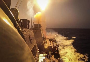 Los hutíes reivindican el ataque a un destructor de EE.UU. y un carguero de bandera británica en el mar Rojo