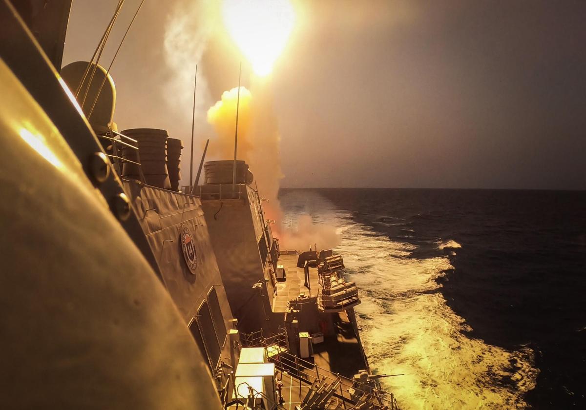 USS Carney reagiert auf eine Kombination von Houthi-Raketen und Drohnen im Roten Meer