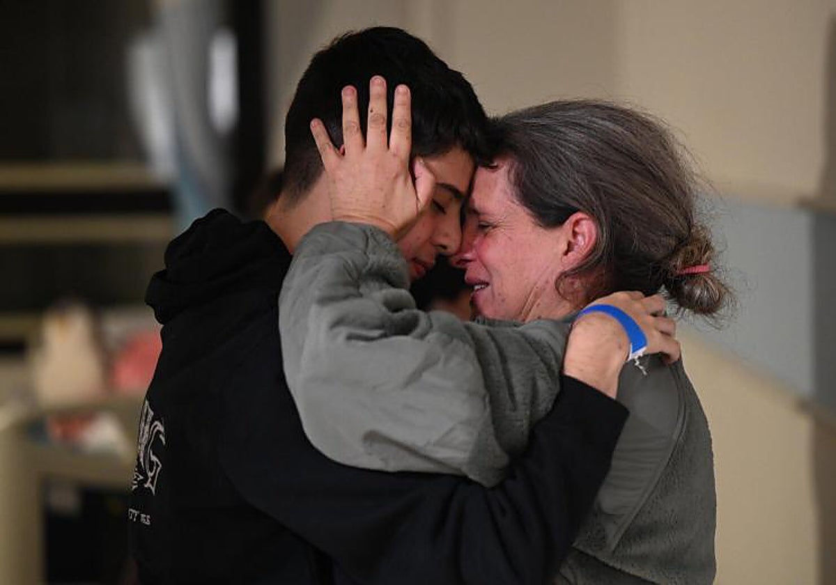 Sharon Hertzman abraza a su hijo Omer en el Centro Médico Sheba después de que fuera liberada