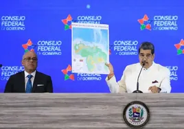 Maduro incorpora ya el Esequibo al mapa de Venezuela y entregará licencias para explotar el territorio