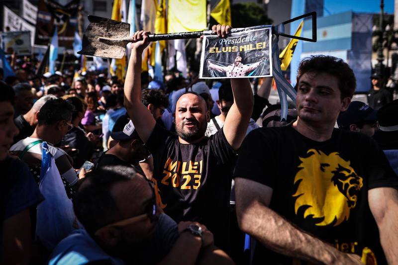 Milei es un ídolo de masas y hoy en su toma de posesión, miles de personas han salido a las calles de Buenos Aires para celebrarlo