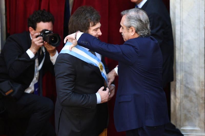 Alberto Fernández pasa el testigo de presidente de Argentina a Javier Milei