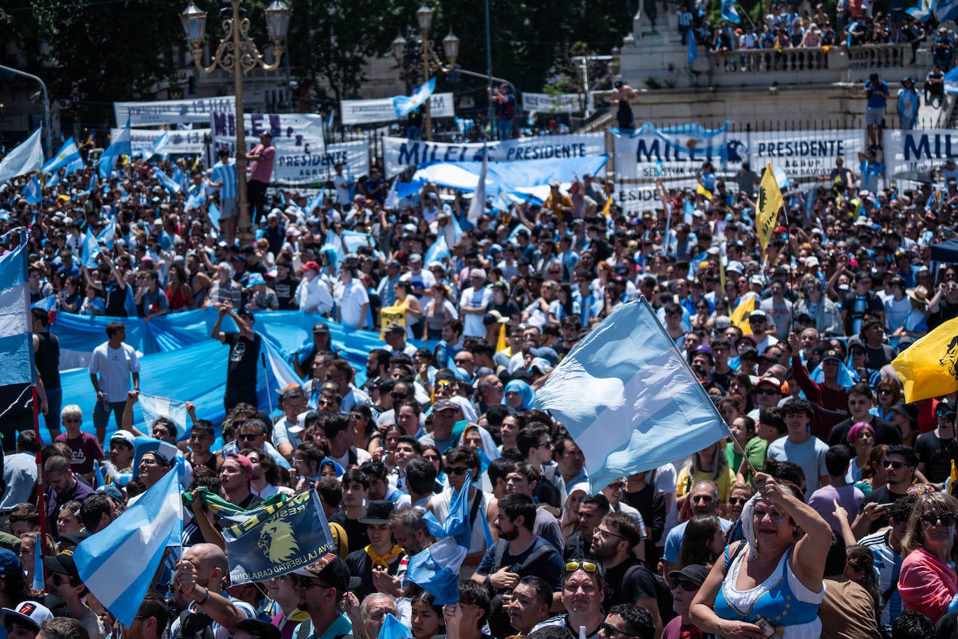 Miles de personas se concentran en las calles de Buenos Aires