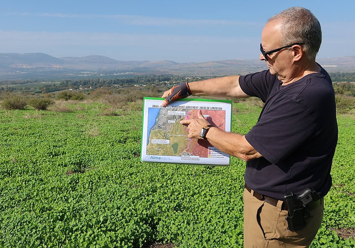 El coronel retirado Guideon Harari señala en el mapa las posiciones de Hizbulá en la frontera de Líbano, en los montes al fondo de la imagen