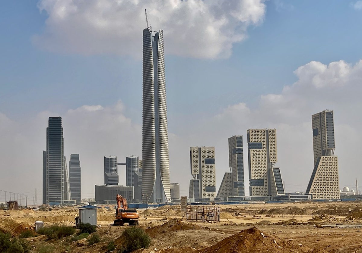 Construidos por China, los rascacielos del distrito financiero de la nueva capital egipcia se levantan entre obras en medio del desierto