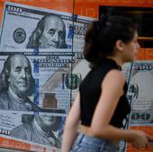 El Gobierno de Milei devalúa la moneda argentina en más del 50%, a 800 pesos por dólar