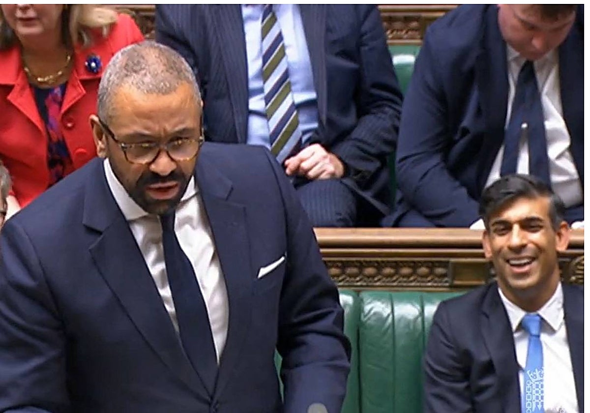 Rishi Sunak (der.), reaccionando mientras el Secretario del Interior de Gran Bretaña, James Cleverly,