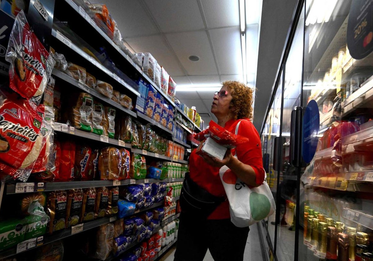 Una mujer hace la compra en un supermercado de Buenos Aires