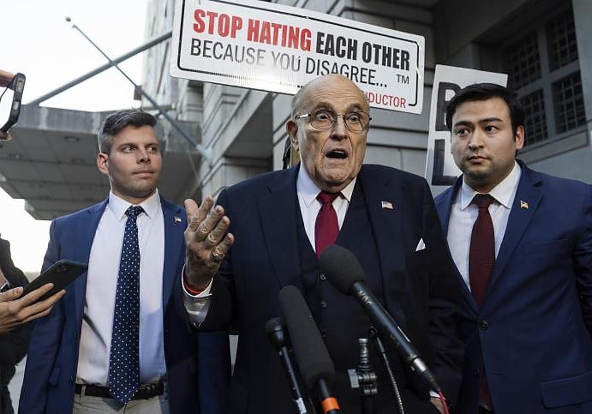 El exalcalde de Nueva York y abogado personal de Donald Trump en declaraciones a periodistas este viernes