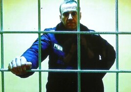 Rusia confirma oficialmente que el opositor Navalni ha sido transferido a otra prisión más severa pero sin indicar a cuál
