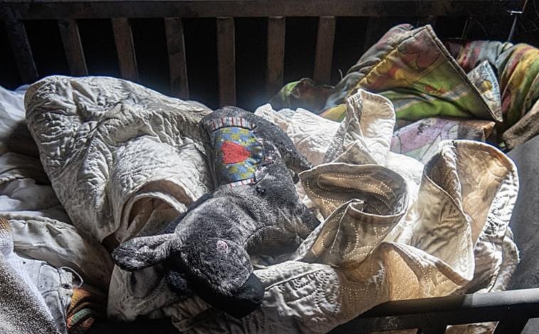 Imagen principal - En la primera imagen, una cuna arrasada por el fuego. En la segunda, numerosas tazas destrozadas tras el ataque de Hamás. En la última, un juego de llaves abandonado