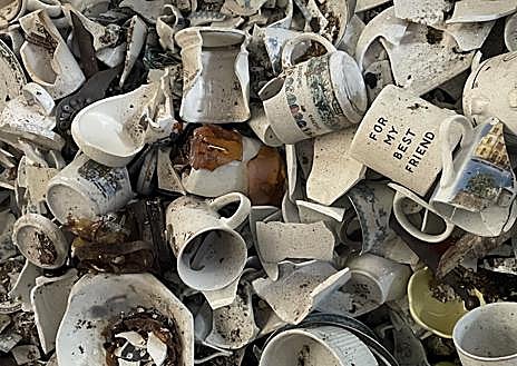 Imagen secundaria 1 - En la primera imagen, una cuna arrasada por el fuego. En la segunda, numerosas tazas destrozadas tras el ataque de Hamás. En la última, un juego de llaves abandonado