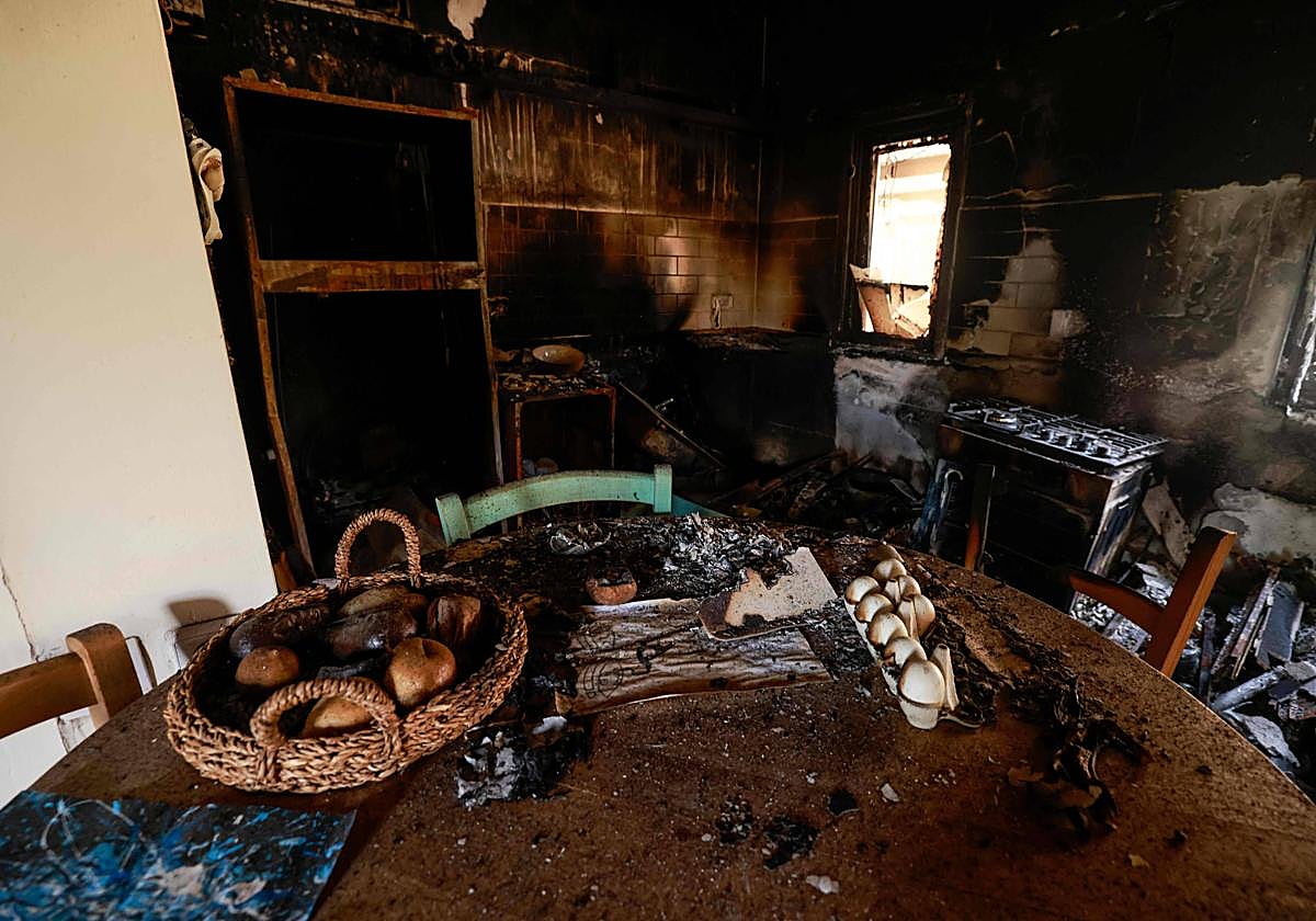 El interior de una de las cocinas de un kibutz arrasado por Hamás