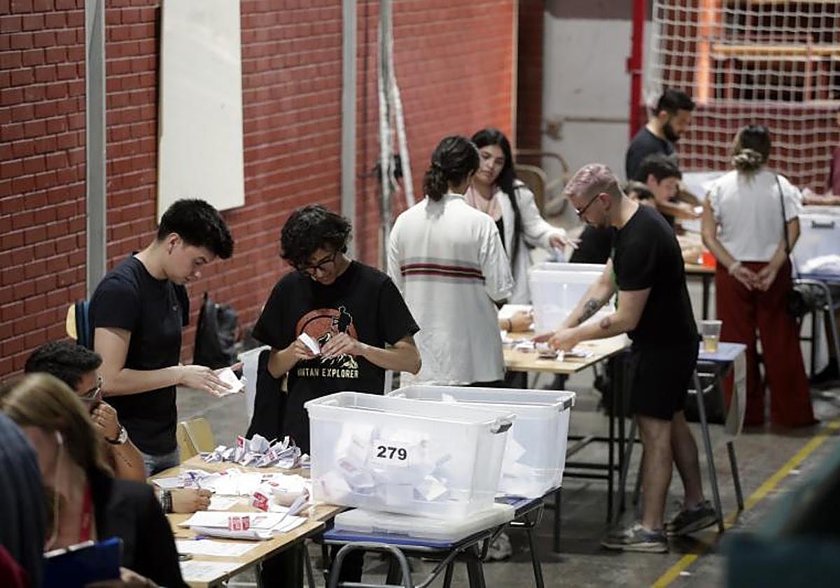 Varios vocales en el recuento de votos sobre la nueva propuesta de Constitución en Chile