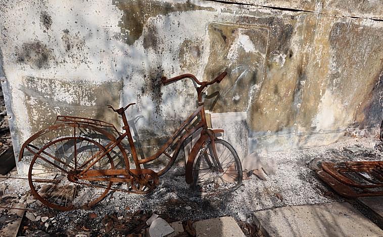 Imagen principal - El kibutz de Nir Oz se encuentra cerca del festival de Nova, donde los terroristas entraron a asesinar y saquear. En la última imagen, el zapato de una de las víctimas 