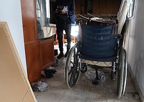 Imagen secundaria 1 - El kibutz de Nir Oz se encuentra cerca del festival de Nova, donde los terroristas entraron a asesinar y saquear. En la última imagen, el zapato de una de las víctimas 