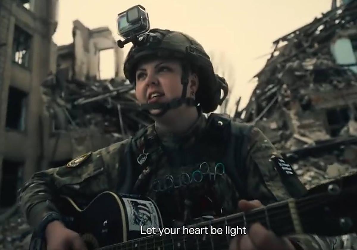 Una soldado ucraniana, con una guitarra