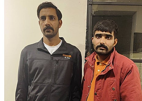 Imagen secundaria 1 - Arriba, A la derecha Ur Rehman Haseeb, a la izquierda Inzmam Mqbool y en el centro Rana Husnain. Abajo a la izquierda, Zeeshan Sawar a la izquierda y Muhammad Hamza a la derecha. A la derecha, Inzmam Mqbool dentro del barracón donde vive en Malakasa.