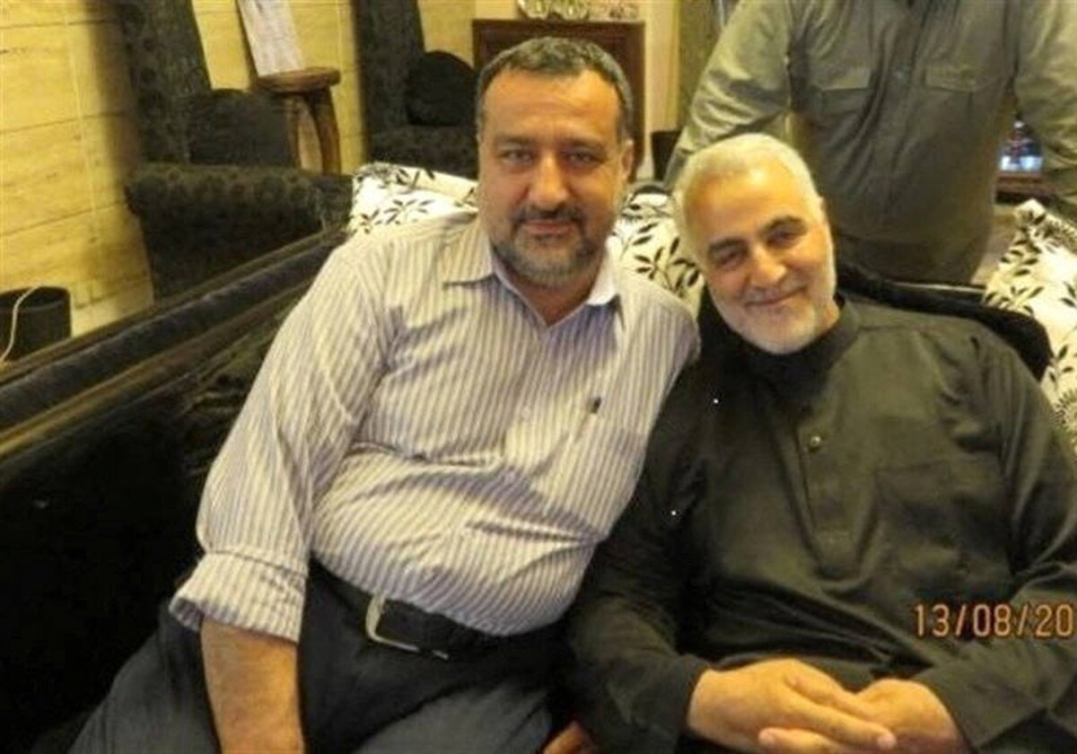 El asesor principal del Cuerpo de la Guardia Revolucionaria Islámica de Irán , Sayyed Razi Mousavi, se sienta junto al difunto mayor general iraní Qasem Soleimani.