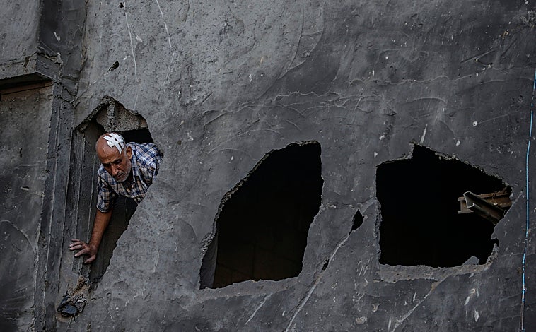 Imagen principal - Además de importantes mezquitas, en la Franja de Gaza hay valiosas iglesias ortodoxas como la de san Porfirio (imagen superior), que fue atacada por un bombardeo israelí en el que perecieron 18 personas en octubre. En su rico patrimonio también destacan las ruinas del monasterio de san Hilarión (arriba a la derecha) y el palacio de Pasha, que alojó a Napoleón y era un museo hasta que quedó dañado en la guerra. 