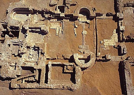 Imagen secundaria 1 - Además de importantes mezquitas, en la Franja de Gaza hay valiosas iglesias ortodoxas como la de san Porfirio (imagen superior), que fue atacada por un bombardeo israelí en el que perecieron 18 personas en octubre. En su rico patrimonio también destacan las ruinas del monasterio de san Hilarión (arriba a la derecha) y el palacio de Pasha, que alojó a Napoleón y era un museo hasta que quedó dañado en la guerra. 