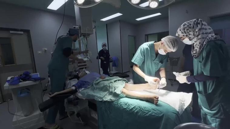 Palestinos heridos en la ofensiva israelí reciben atención médica en Jan Yunis