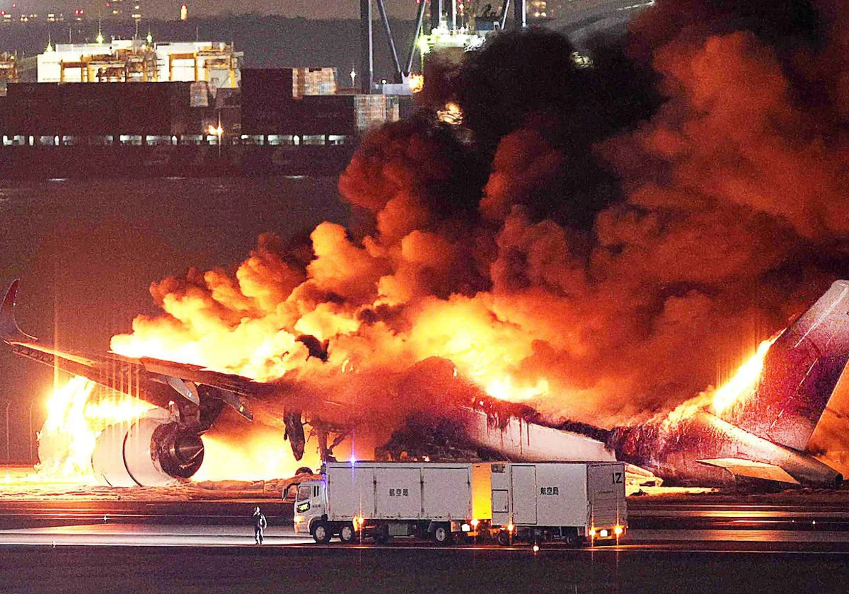 El avión tomado por las llamas en un aeropuerto de Tokio