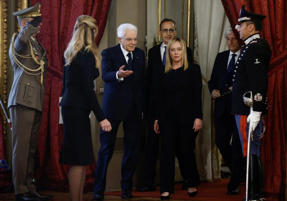 Mattarella y Meloni durante la ceremonia de juramento de la primera ministra en el palacio del Quirinal
