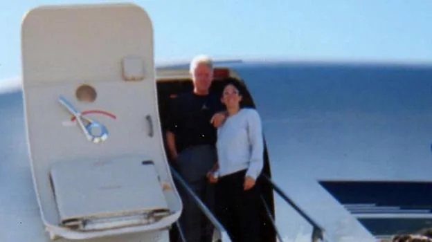 Bill Clinton und Ghislaine Maxwell wurden Anfang der 2000er Jahre in Epsteins Privatjet fotografiert