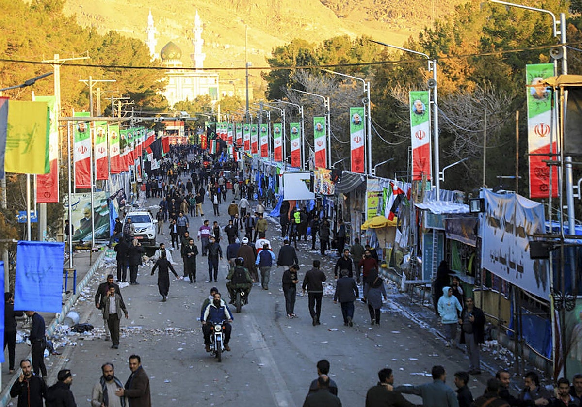 Destrucción provocada por los atentados contra la multitud que se concentraba en Kermán (Irán)