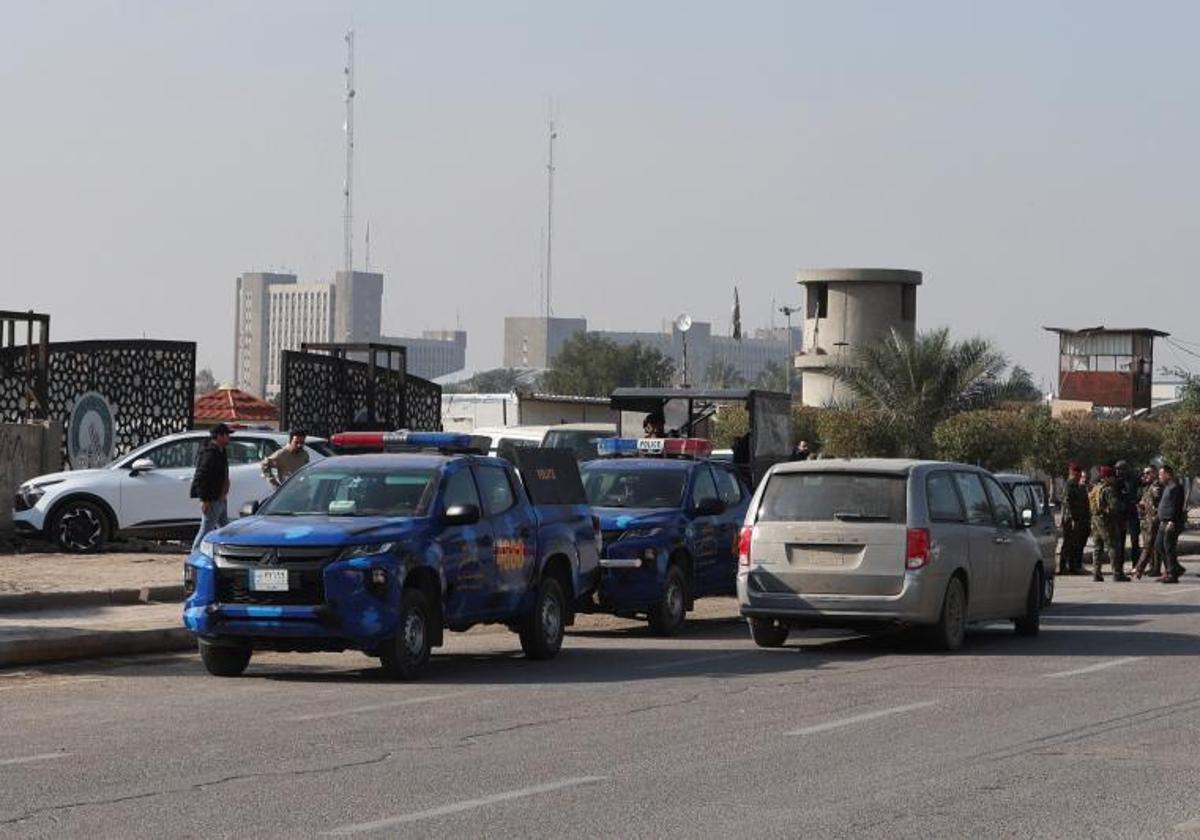 Las fuerzas de seguridad iraquíes hacen guardia en una calle después de un ataque con aviones no tripulados contra el cuartel general de la milicia respaldada por Irán en Bagdad