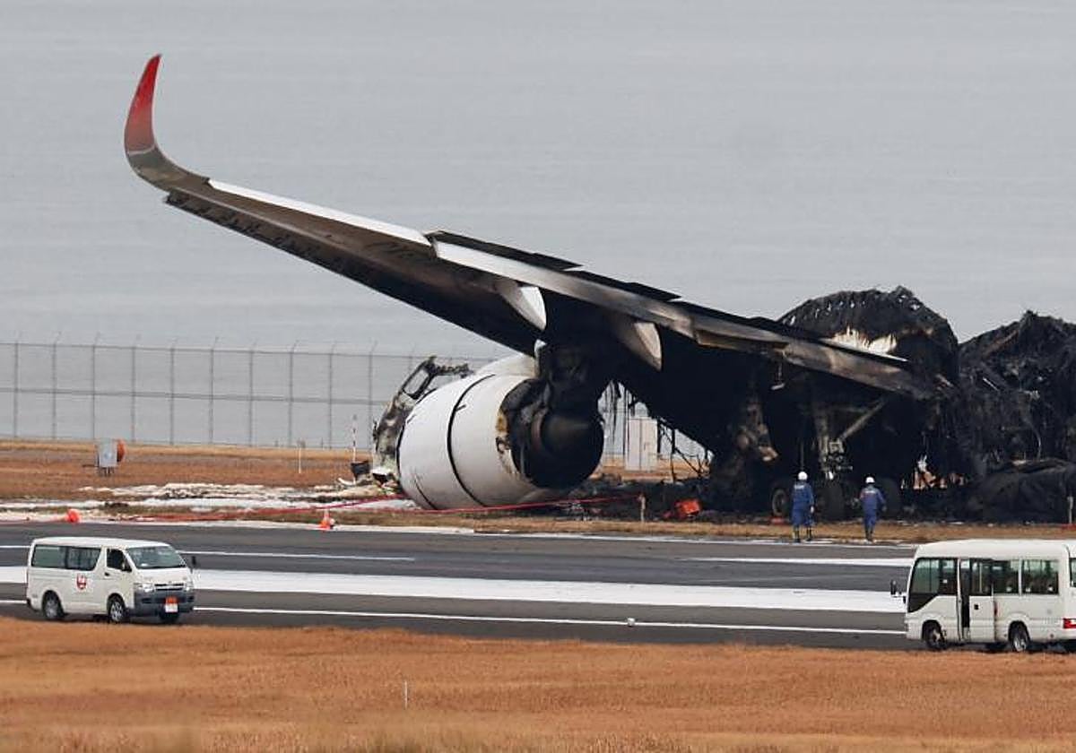 Los restos del avión de Japan Airlines tras el incendio