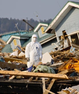 Imagen secundaria 2 - El año ha empezado de forma trágica en Japón con un terremoto en la costa noroccidental y un accidente en el aeropuerto de Haneda (imagen superior). En todas estas emergencias, los japoneses se comportan de forma ejemplar gracias a su civismo y formación en prevención, guardando colas ordenadamente como se vio en el tsunami de 2011 que desató el desastre nuclear de Fukushima (arriba, izquierda y derecha).