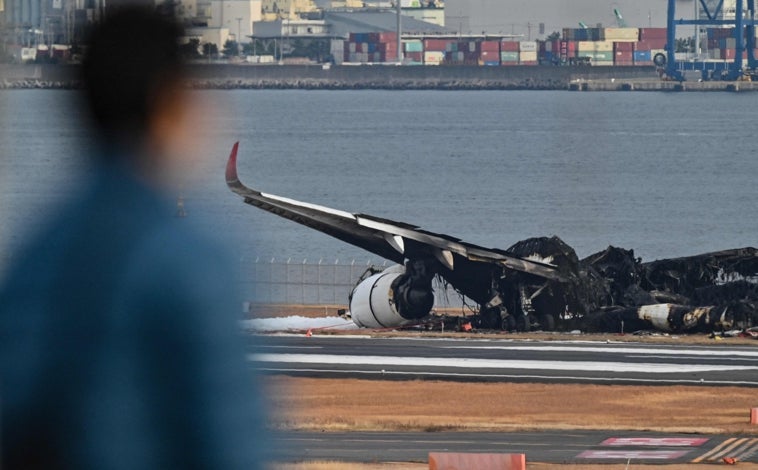 Imagen principal - El año ha empezado de forma trágica en Japón con un terremoto en la costa noroccidental y un accidente en el aeropuerto de Haneda (imagen superior). En todas estas emergencias, los japoneses se comportan de forma ejemplar gracias a su civismo y formación en prevención, guardando colas ordenadamente como se vio en el tsunami de 2011 que desató el desastre nuclear de Fukushima (arriba, izquierda y derecha).