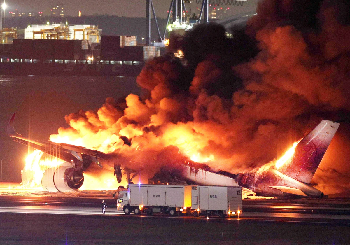 Los bomberos tardaron seis horas en extinguir el fuego que devoró al avión de Japan Airlines