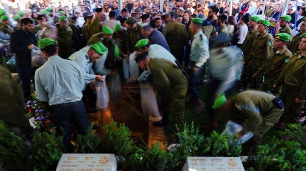 Familie und Freunde bei der Beerdigung von Oberstleutnant Roy Yohai Yosef Mordechai, der im Alter von 31 Jahren in Gaza gefallen ist