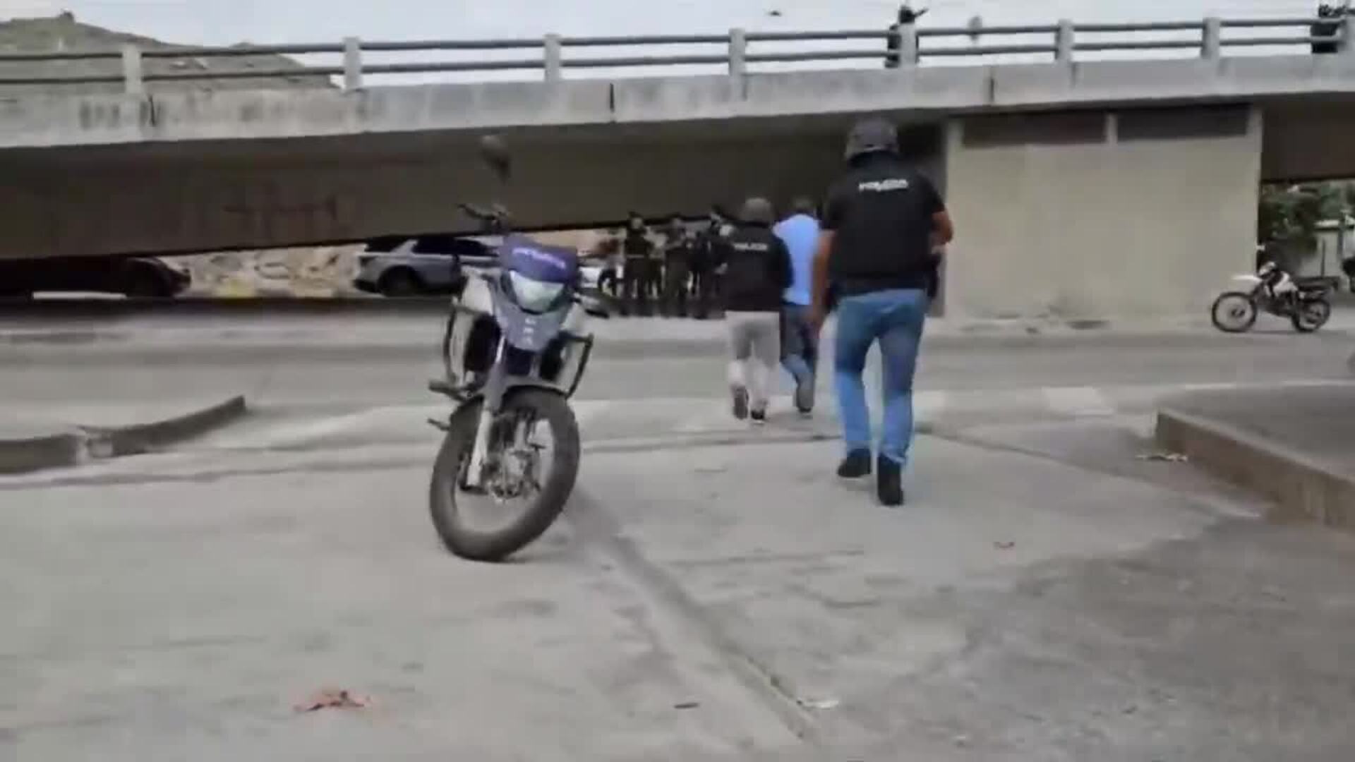 Policía ingresa a canal ocupado por hombres armados y detiene a varios individuos