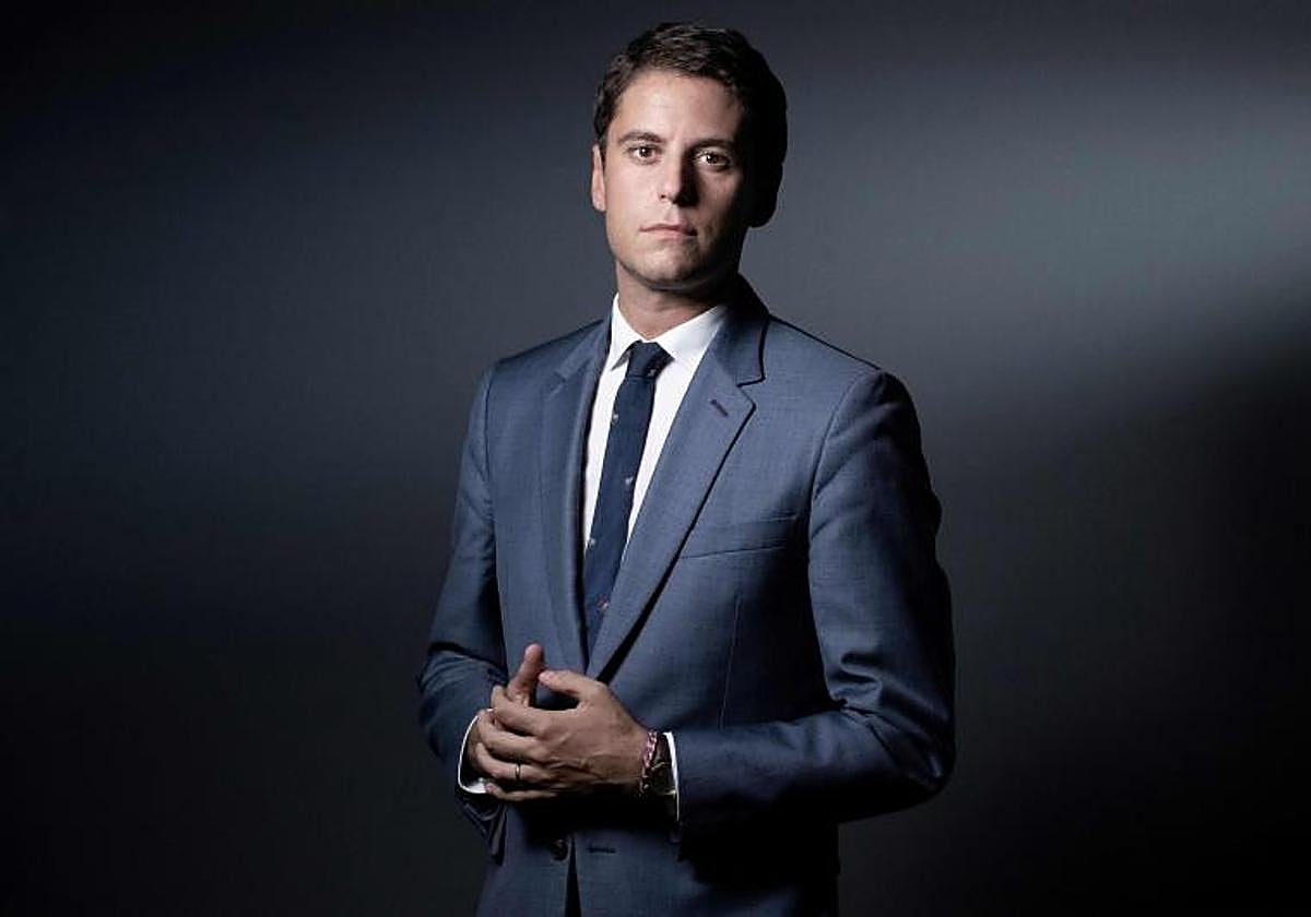 El portavoz del secretario de Estado y de Gobierno francés, Gabriel Attal, posa en su despacho de París