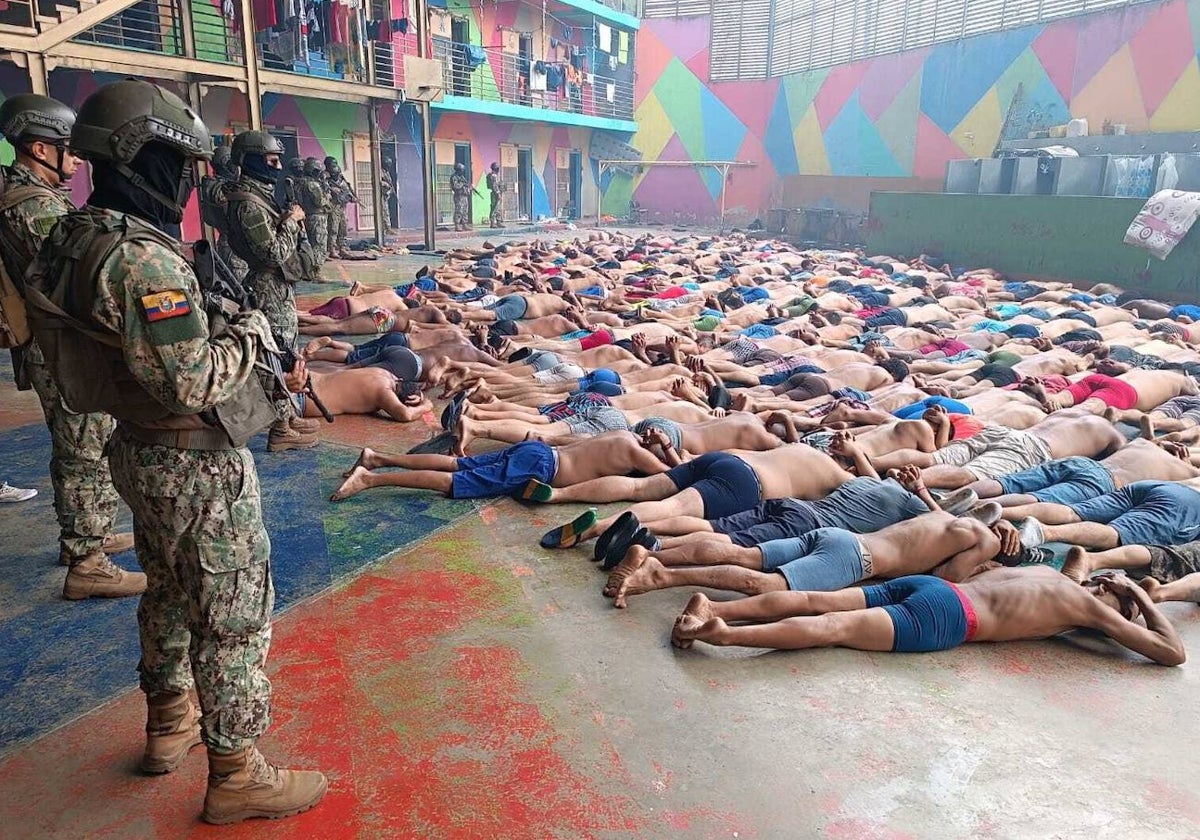 Un grupo de militares vigila a los presos de una cárcel de Guayaquil