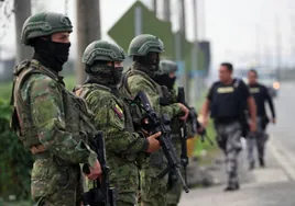 Identificar los tatuajes de las bandas criminales, clave en los controles militares en Ecuador