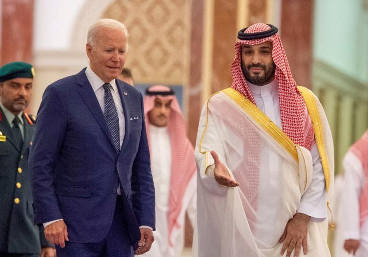 El príncipe heredero saudí, Mohamed bin Salman, recibe al presidente estadounidense, Joe Biden, en Jeddah, Arabia Saudí, en julio de 2022
