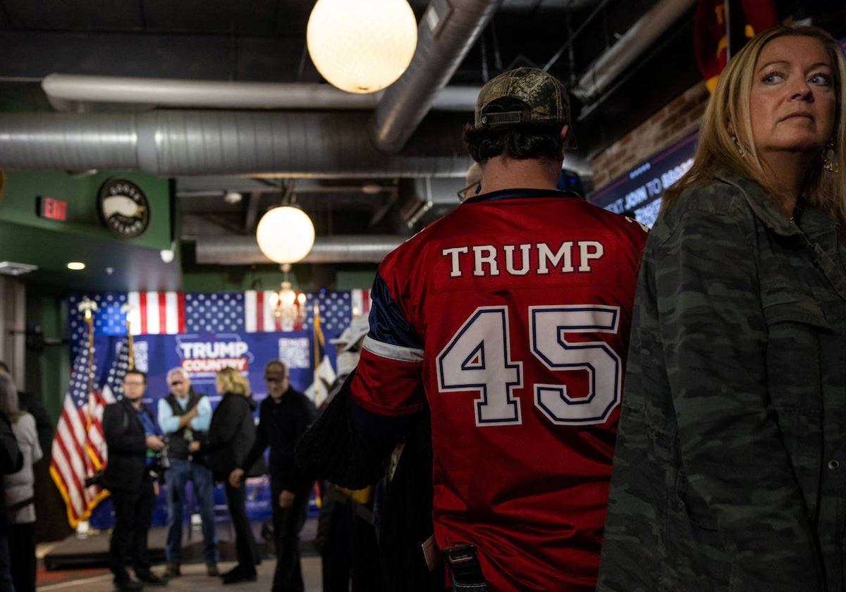 Simpatizantes de Trump asisten a un caucus en Iowa