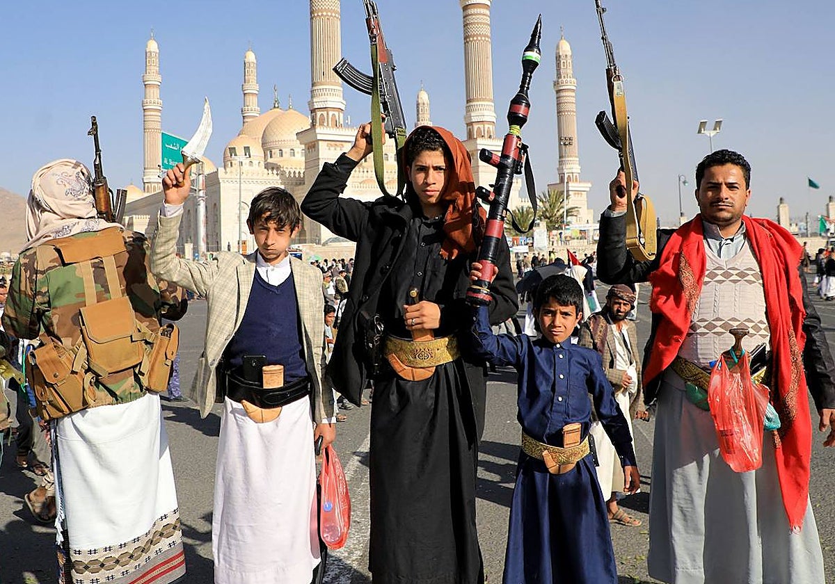 Un grupo de hutíes protesta contra la intervención de EE.UU. y el Reino Unido