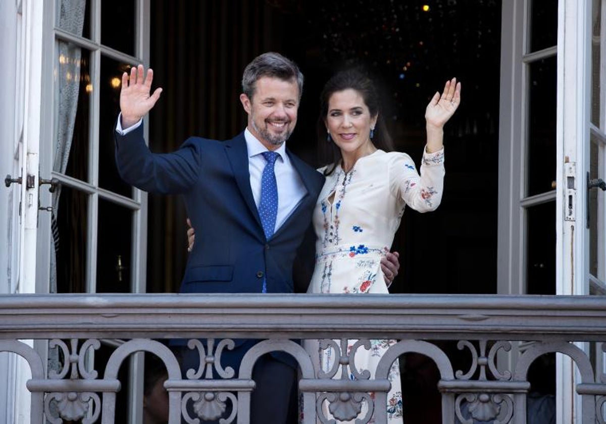 Federico de Dinamarca y su esposa Mary saludan desde el balcón del castillo de Amalienborg