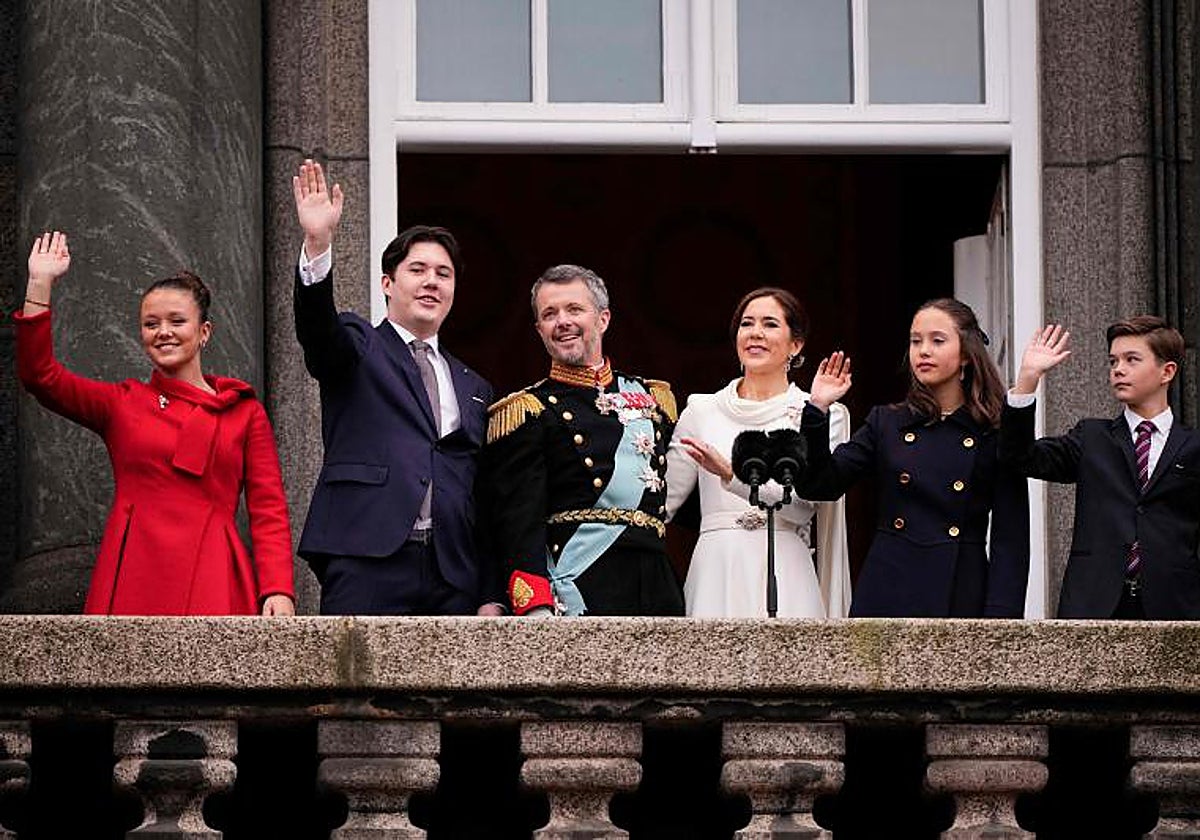 La Familia Real de Dinamarca al completo, tras la proclamación de Federico X en Copenhague