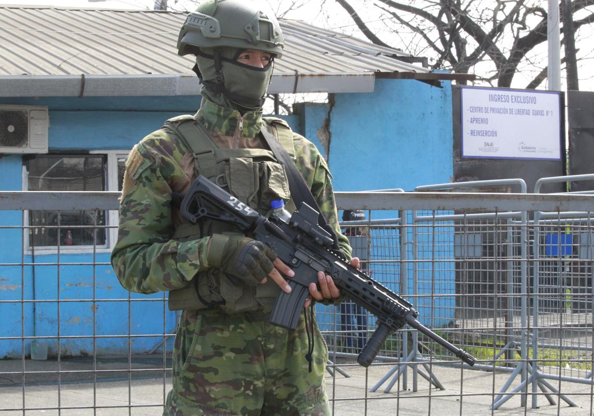 Ein ecuadorianischer Soldat bewacht das Internierungslager Guayas